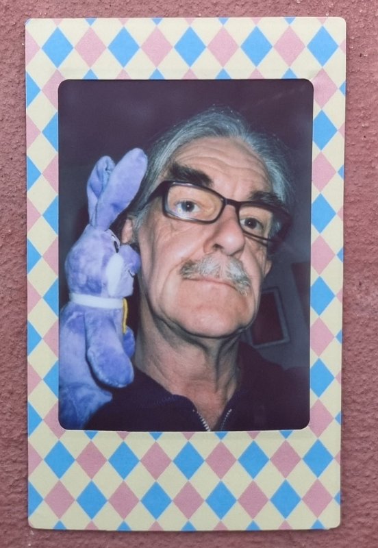 instax dietmar hase 2023-4-20 Der Hase flüstert etwas.