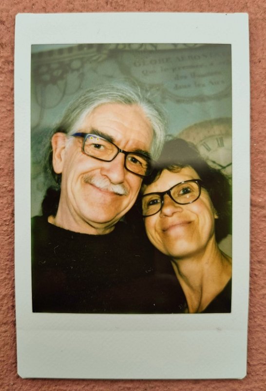 instax wir 2023-04-17 Wir vor unserer Wandtapete von Chrono.Tours , unserem fiktiven Zeitreisebüro