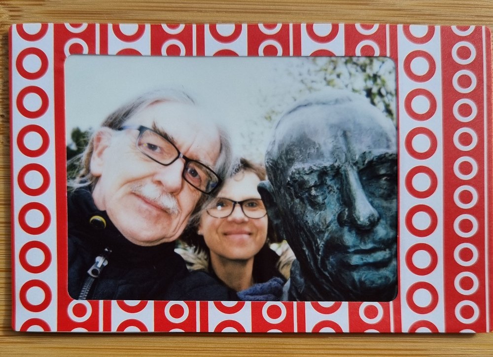 instax wir curt goetz 2023-04-24 Curt-Goetz-Statue, Schloss Donzdorf