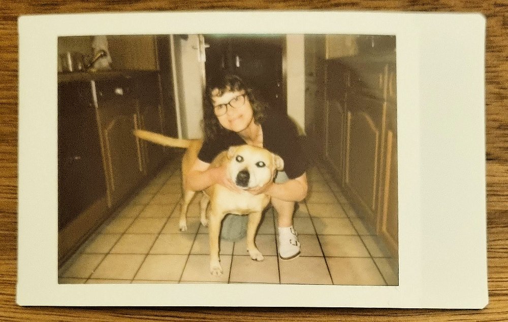 instax-Cira-Sabine-2023-03-03 Cora schmust gerne.