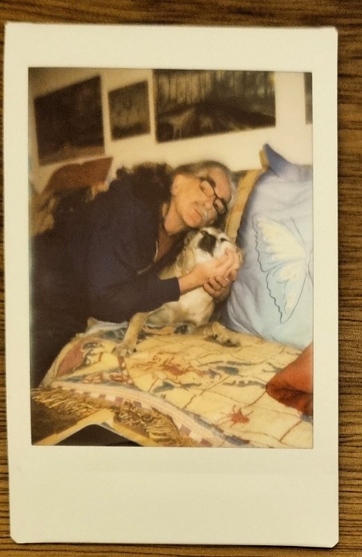 instax-Cora-Dietmar-2023-03-03 Cora schmust gerne.