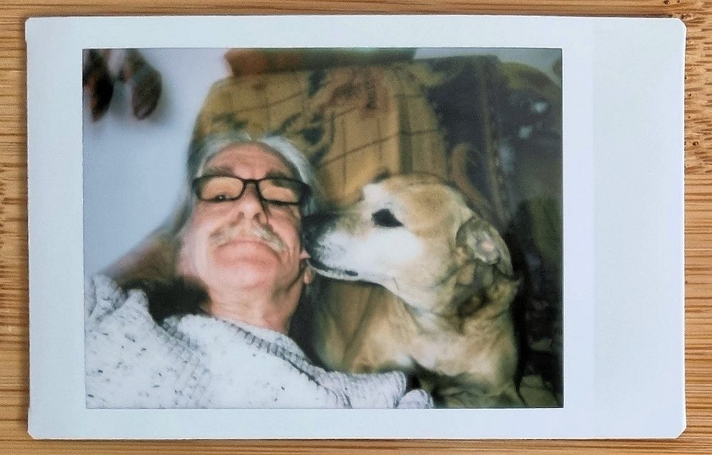 instax-Cora-Dietmar-29-1-2023 Cora muss kuschleln und knutschen.