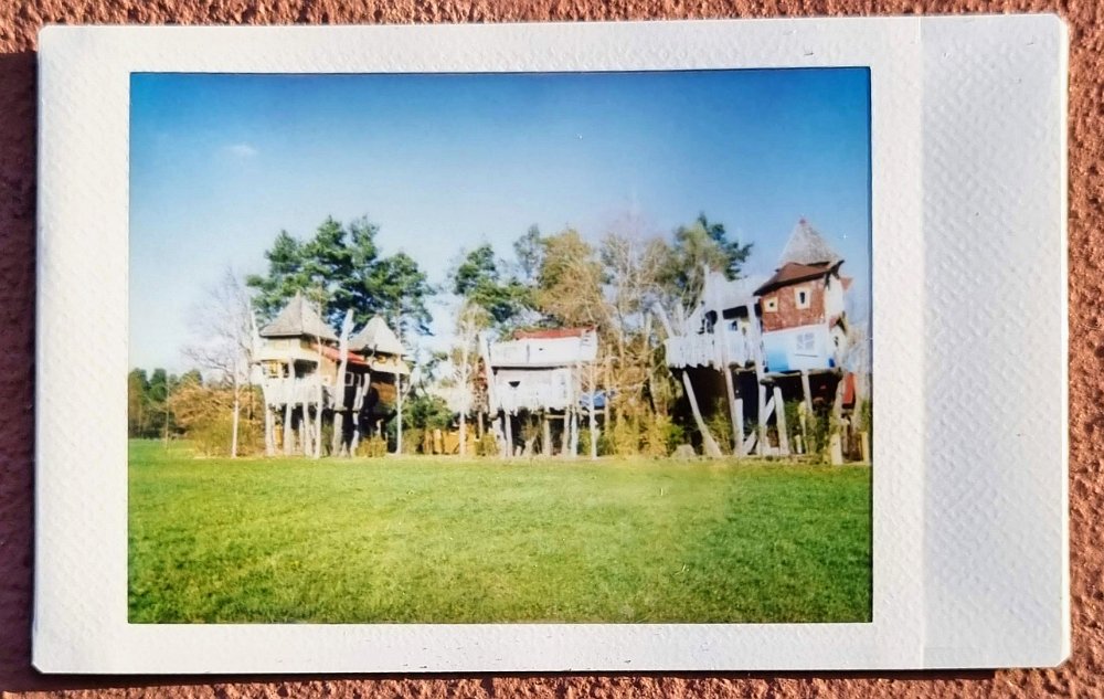 instax-baumhaushotel-2023-04-05 Das Baumhaus-Hotel der OSAEWeil, Weil im Schönbuch