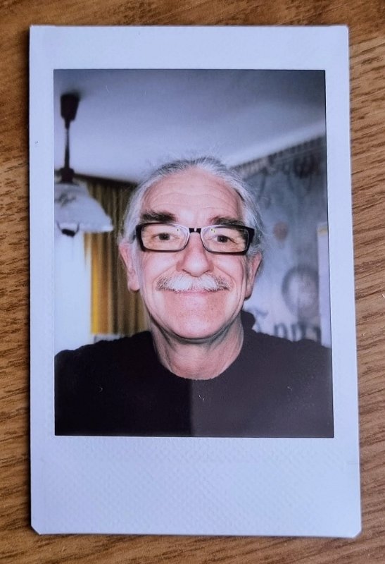 instax-dietmar-2023-03-26 Dietmar in der Küche
