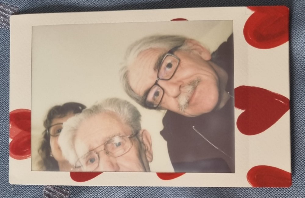 instax-family-1-2023-02-26 Wenn man ein Selfie versucht ...