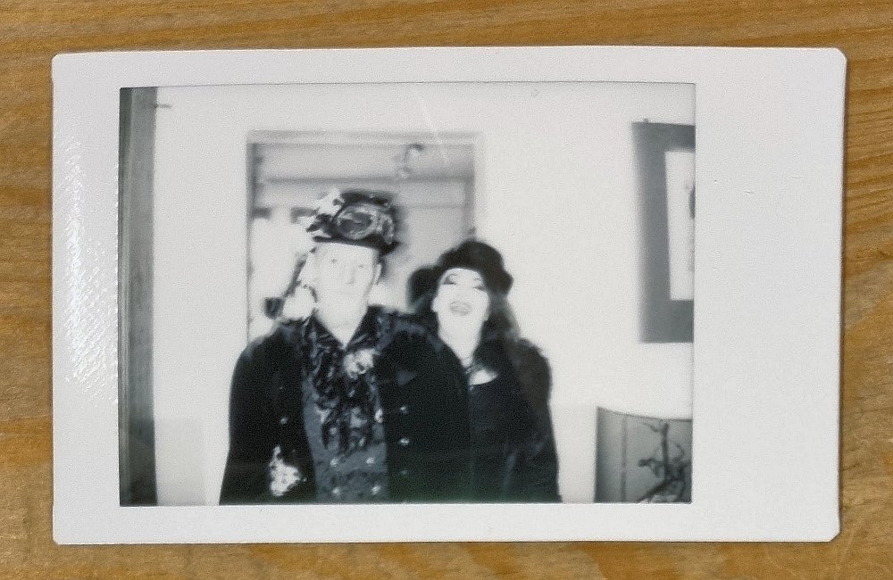 instax-roeschi-carmen-schweinemuseum 2023-04-08 Schweinemuseum Stuttgart, Karsamstag, 8.4.2023 Zu den Steampunk-Bildern