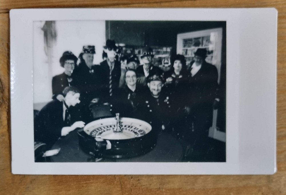 instax-schweinemuseum-grosse-gruppe 2023-04-08 Schweinemuseum Stuttgart, Karsamstag, 8.4.2023 Zu den Steampunk-Bildern