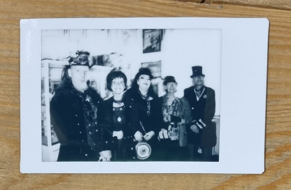 instax-schweinemuseum-kleine-gruppe 2023-04-08 Schweinemuseum Stuttgart, Karsamstag, 8.4.2023 Zu den Steampunk-Bildern
