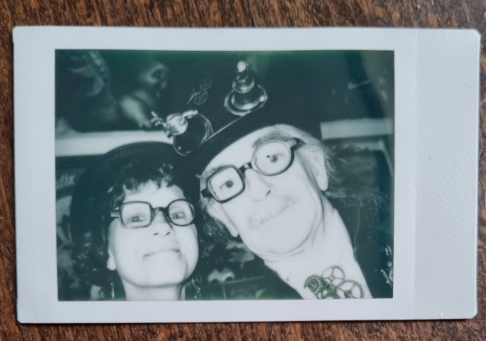 instax-schweinemuseum-wir-2023-04-08-1 Schweinemuseum Stuttgart, Karsamstag, 8.4.2023 Zu den Steampunk-Bildern