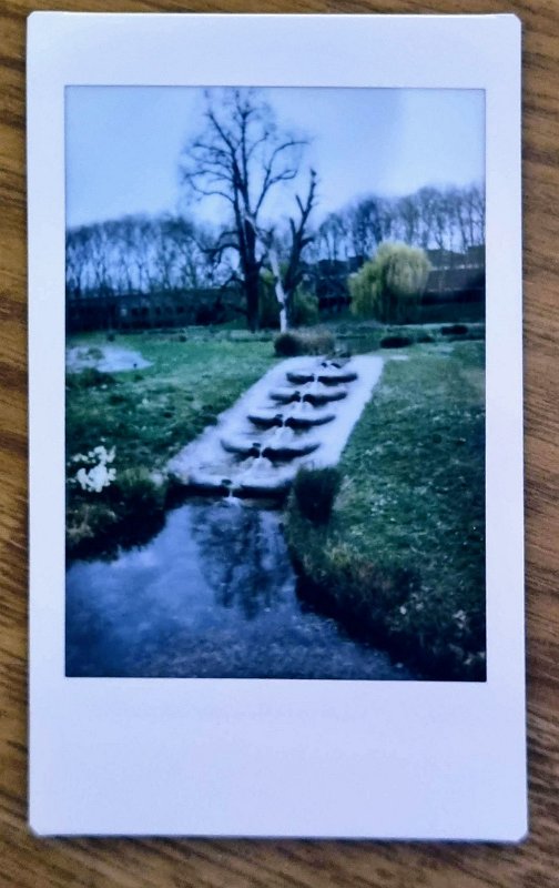 instax-wasserlauf-2023-04-02 Wasserlauf Nähe Rosenstein / Villa-Berg-Park, Stuttgart