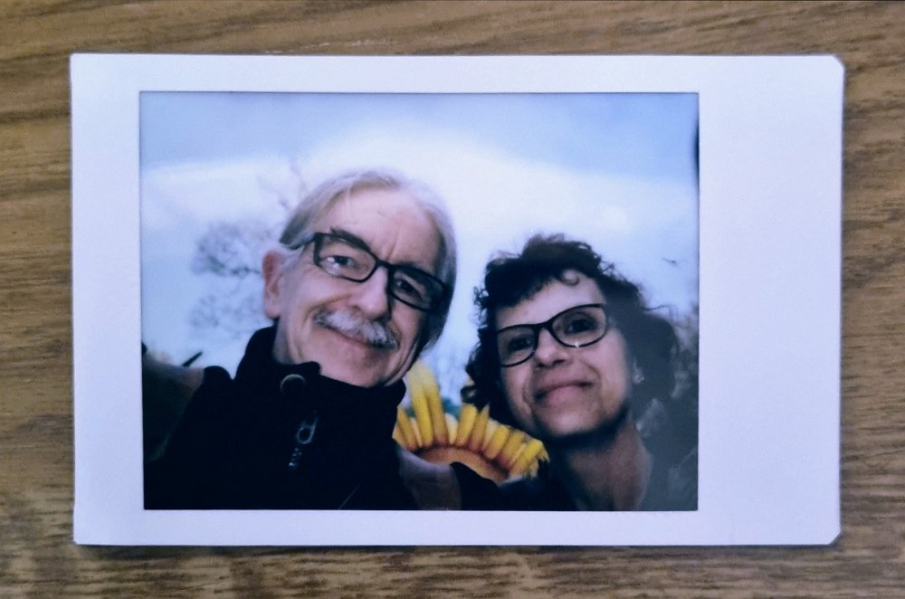 instax-wir-2-2023-03-24 Leuchtende Sonnenblume im Hintergrund