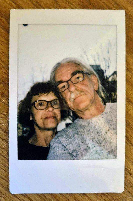 instax-wir-2023-04-16 Wir auf dem Balkon - Regenwetter