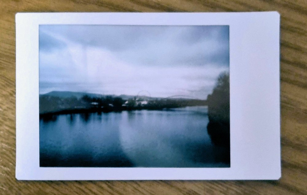 instaxneckar-2023-04-02 Der Neckar, von der Neckar/Leuze-Brücke Richtung Cannstatter Wasen